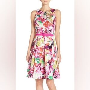 Beautiful floral dress. Size 8p.